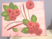 Tela feita de isopor com decoração de rosas vermelhas